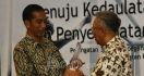 Terima Penghargaan, Jokowi Tinggalkan Baju Kotak-kotak - JPNN.com
