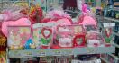 Pernak-Pernik Valentine Menjamur di Minimarket - JPNN.com