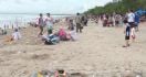 Berwisata Bersama Sampah di Pantai Kuta - JPNN.com