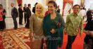 Cantik Pakai Kebaya Hijau, Menteri Susi jadi Rebutan di Istana - JPNN.com