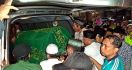 Ratusan Orang Antar Jenazah Slamet Effendy Yusuf ke Tempat Peristirahatan Terakhir - JPNN.com