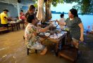 Terendam Banjir, Restoran di Thailand Ini Malah Kebanjiran Pengunjung - JPNN.com
