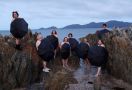 Petani di Tasmania Rela Berfoto Tanpa Pakaian Untuk Mengangkat Masalah Kesehatan Mental - JPNN.com