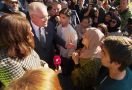 Berlinang Air Mata, Perempuan Asal Afghanistan Memohon kepada PM Australia - JPNN.com