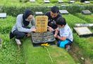 Lebaran Dua Tahun Lalu Ibu dan Kakaknya Menjemput di Bandara, Kini Andrian Hanya Bisa Mengunjungi Makam Mereka - JPNN.com