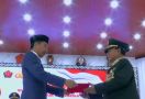 Dunia Hari Ini: Jokowi Resmi Berikan Pangkat Jenderal Kehormatan untuk Prabowo - JPNN.com