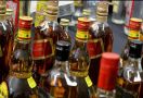 Polisi Sita Ratusan Botol Miras Stok Malam Tahun Baru - JPNN.com