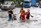 Tahun Baru, Warga Sampang Kebanjiran 1 Meter - JPNN.com