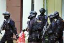Densus Geledah Rumah Penjual Susu terkait Bom Panci - JPNN.com