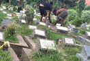 Jelang Ramadan, Peziarah ke Kuburan Makin Ramai - JPNN.com