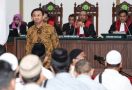 Nekat Coba Masuk ke Ruang Sidang Ahok, Lagi Mabuk? - JPNN.com