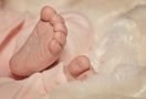 Ya Ampun, Orok Bayi Dibuang di Teras Rumah Orang - JPNN.com