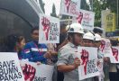 Protes, Pegawai Geo Dipa Gelar Aksi di PN Jaksel - JPNN.com
