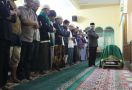 Ratusan Warga Ikut Memakamkan Jenazah Terduga Teroris - JPNN.com