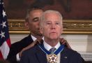 Air Mata di Medali Kehormatan Joe Biden - JPNN.com