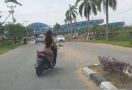 Wanita Tanpa Busana Naik Motor ke Bandara, Sehat Mbak? - JPNN.com