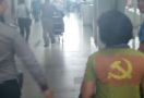 Beli Kaus Logo Palu Arit, Pakai ke Bandara, Ya Diciduk! - JPNN.com