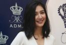 Senyum Semringah Mikha Tambayong Dapat Bunga dari Chicco Jerikho - JPNN.com