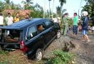 Braak! Mobil Kepala Balitbang Dihajar Kereta Api - JPNN.com