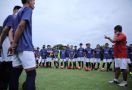 Indra Ajarkan Dribbling di Latihan Perdana PSG Academy - JPNN.com