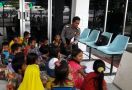 Anggota Polsekta KP Mengajar Anak-anak Putus Sekolah - JPNN.com