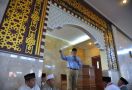 Salat di Masjid Ini, Anies Nostalgia ke Masa Kuliah - JPNN.com