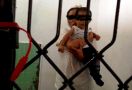 Miris! Bayi Itu Ikut Mamanya di Tahanan - JPNN.com