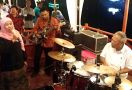 Pak Basuki Bermain Drum, Mbak Khofifah Berdendang - JPNN.com