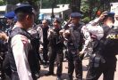 Panas! Massa Pendukung Pasangan Calon Bentrok - JPNN.com