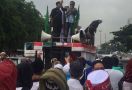 Ribuan Berdatangan, Ada yang Orasi di Tengah Jalan - JPNN.com