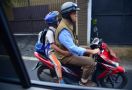 Libur Kampanye, Anies Antar Anak ke Sekolah Naik Motor - JPNN.com