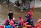 Tolong! Bukit Duri Banjir, Dua Warga Terjebak - JPNN.com