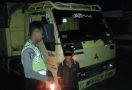 Bocah SD Kemudikan Dump Truck, Polisi Tercengang - JPNN.com
