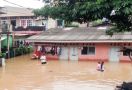 Banjir Surut, Warga di Cipinang Melayu Butuh Alat Bersihkan Rumah - JPNN.com