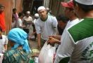 Keren! Laskar FPI Bantu Korban Banjir Jakarta - JPNN.com
