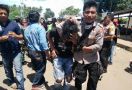 Rusuh Brutal, Massa Bentrok dengan Polisi - JPNN.com