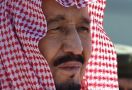 Lihat..Raja Salman Melayang Turun dari Pesawat - JPNN.com
