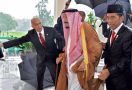 Lihatlah..Demi Raja Salman, Jokowi Basah Kehujanan - JPNN.com