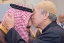 Mengharukan, Seorang Ulama Mencium Kening Raja Salman - JPNN.com