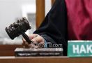 Hakim Memvonis Pembunuh Anak Kandung 15 Tahun Bui - JPNN.com