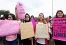 Ratusan Perempuan Protes di Depan Istana Merdeka - JPNN.com