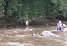 Yah..Selfie di Tengah Sungai Malah Terjebak Arus - JPNN.com