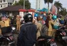 Gubernur Marah, Puluhan Pegawai Dibiarkan di Luar Pagar - JPNN.com