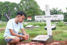 Nyekar Ke Makam Ayah, Ruben Onsu: Sulit Bagiku... - JPNN.com