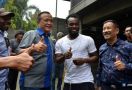 Wilujeng Sumping, Michael Essien Resmi Gabung Persib - JPNN.com
