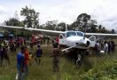 Landasan Berlubang, Pesawat Tergelincir di Papua - JPNN.com