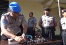 Tiba-Tiba Pistol Polisi Diminta Taruh di Atas Meja - JPNN.com