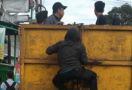 5 Truk Sampah Ketahuan Menyusup ke TPA Burangkeng, 2 Truk Ditahan - JPNN.com