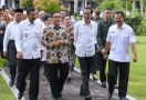 Kunjungi Tapteng, Jokowi Disambut Akbar Tanjung di SMA - JPNN.com