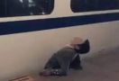 Pria Tewas Terjepit Kereta (Mohon Bijak Lihat Videonya) - JPNN.com